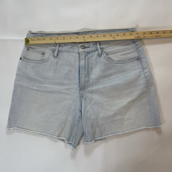 GAP 1969 Jeans Shorts Women S.30 Sexy Boyfriend Light Blue Mid-Rise Cut-Off Hem - Picture 2 of 7